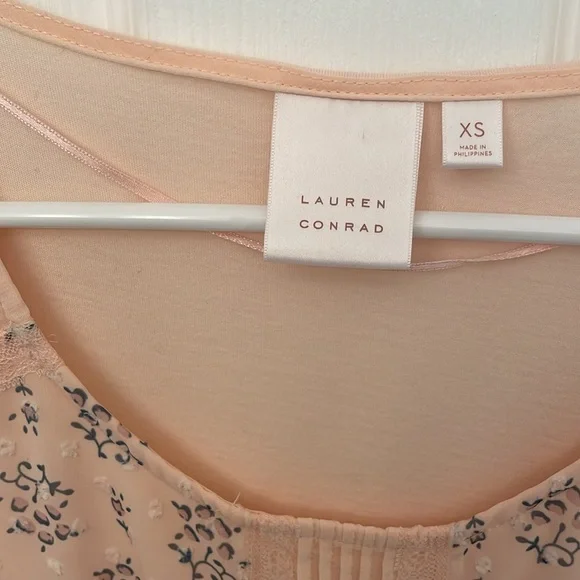 Lauren Conrad sweet detailed stretch top in perfect condition - Picture 4 of 4